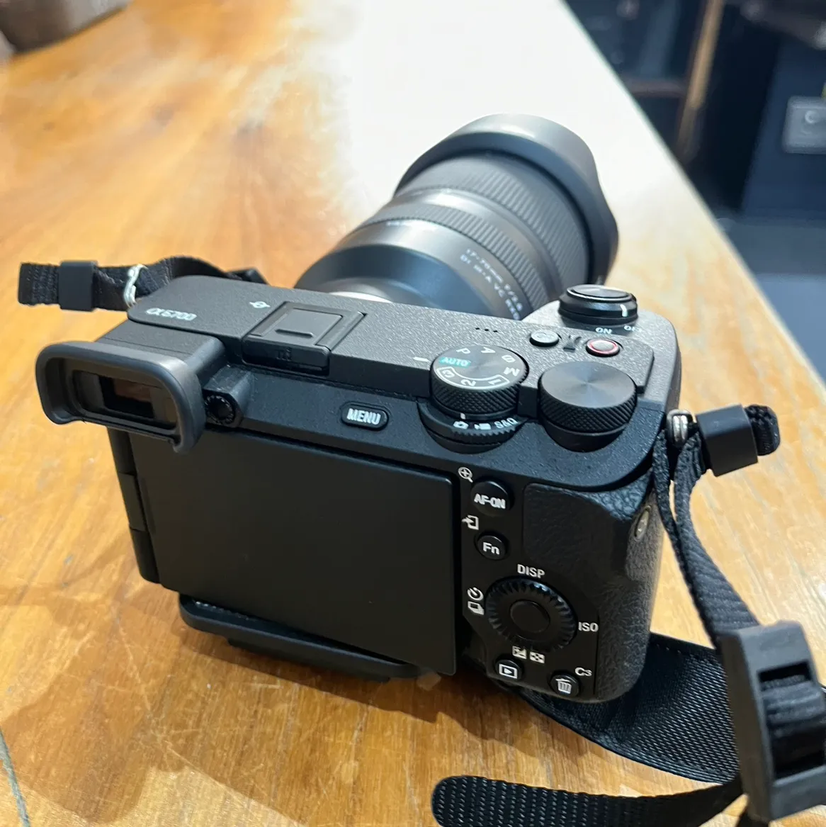 Mirrorless digital camera with zoom lens