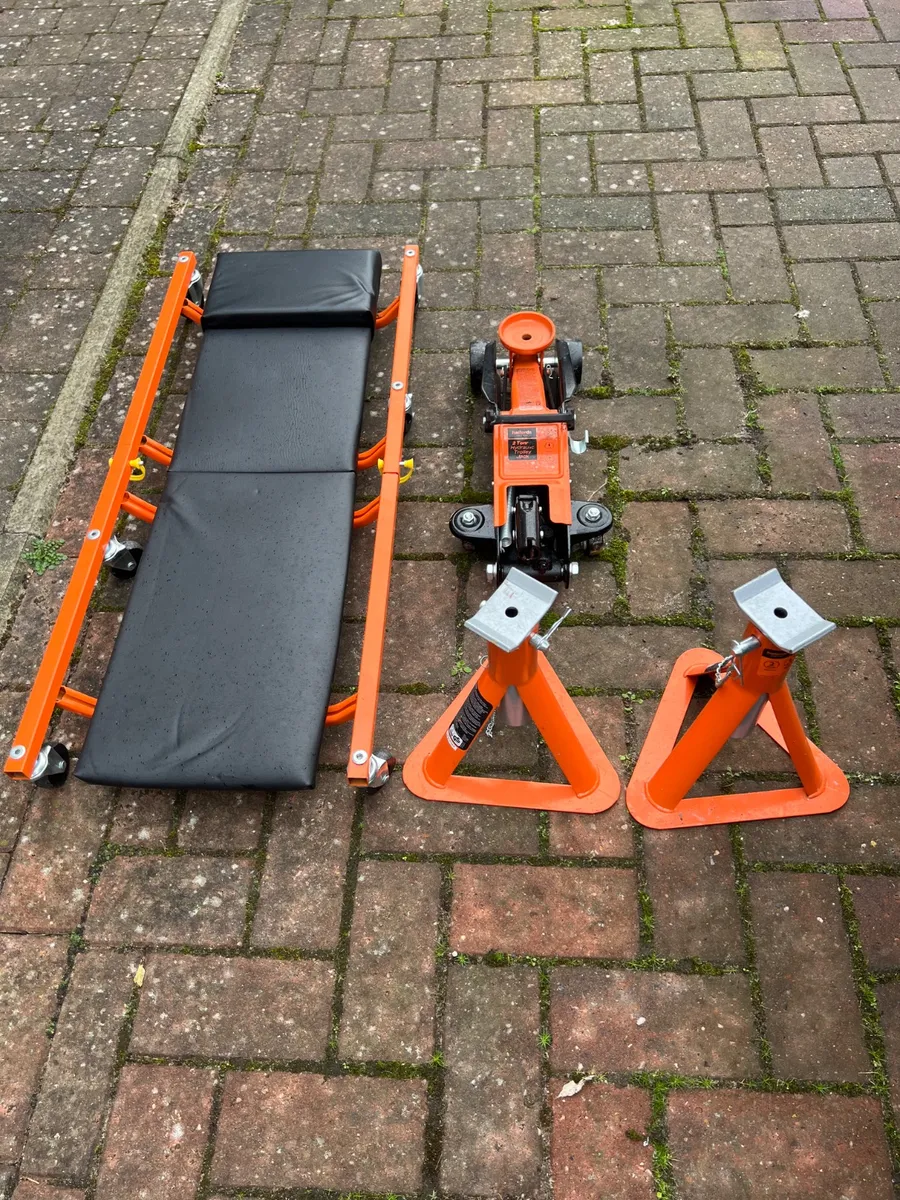 Halfords car jack and stands for rent in England